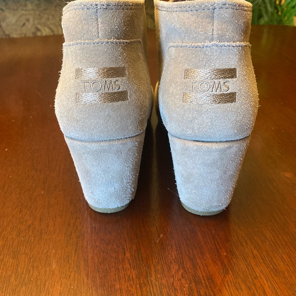 TOMS suede lace up wedge boot size 7.5. - Picture 3 of 7